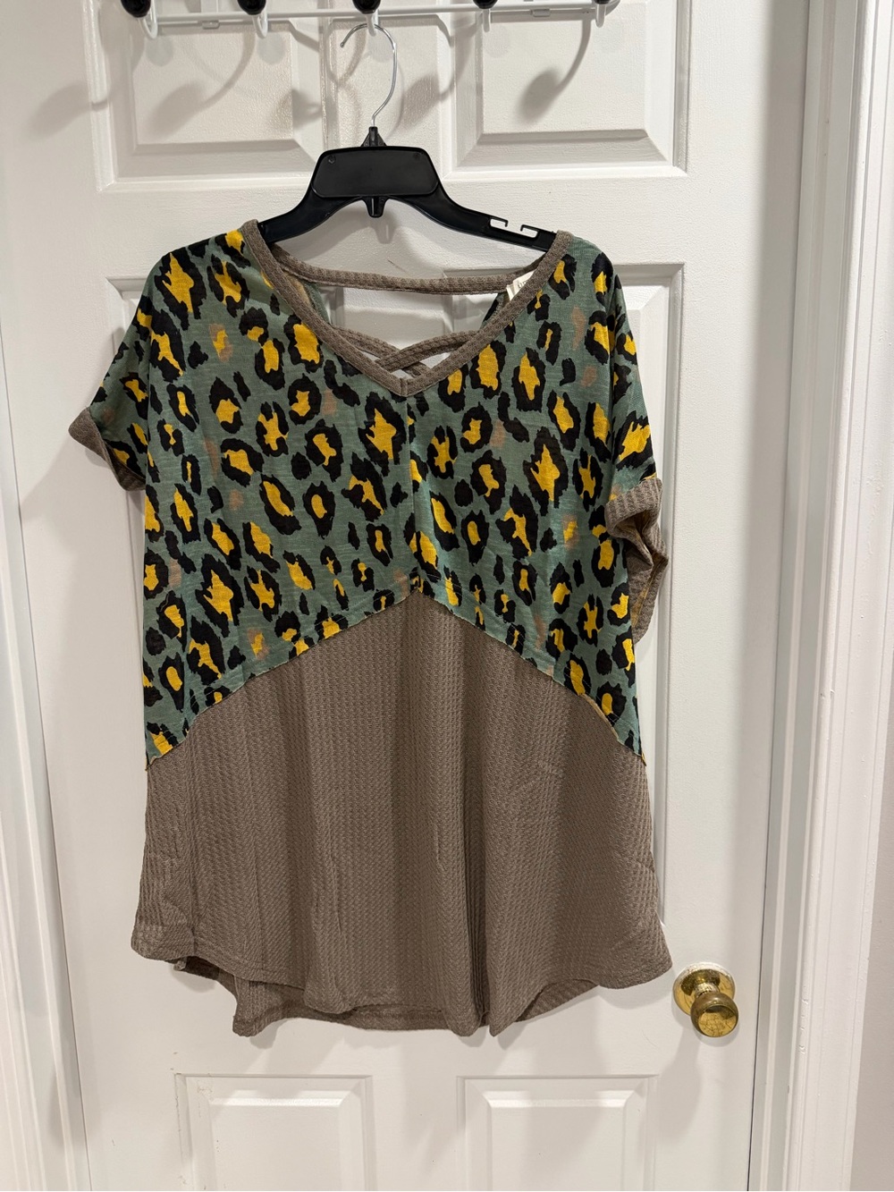 NWT Women's Umgee Boutique Taupe & Green Leopard Print Short Sleeve Top Sz XL